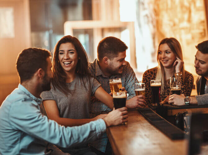 pessoas brindando cerveja