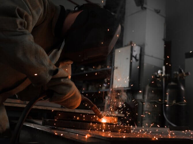 Rapaz realizando soldagem com solda