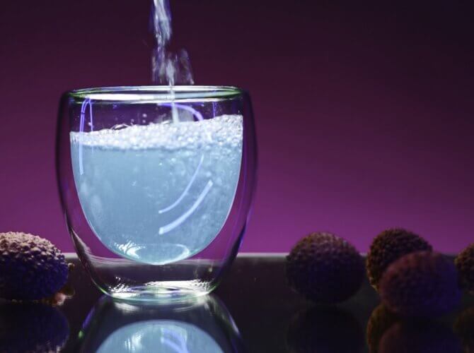 bebida com gás sendo derramada no copo