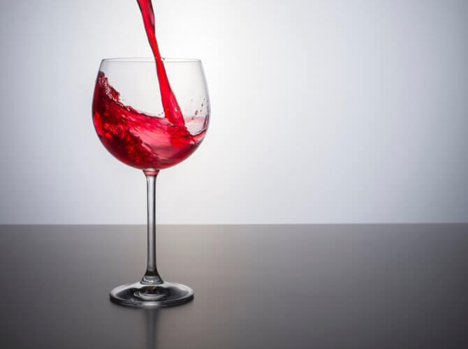 vinho sendo derramado em taça